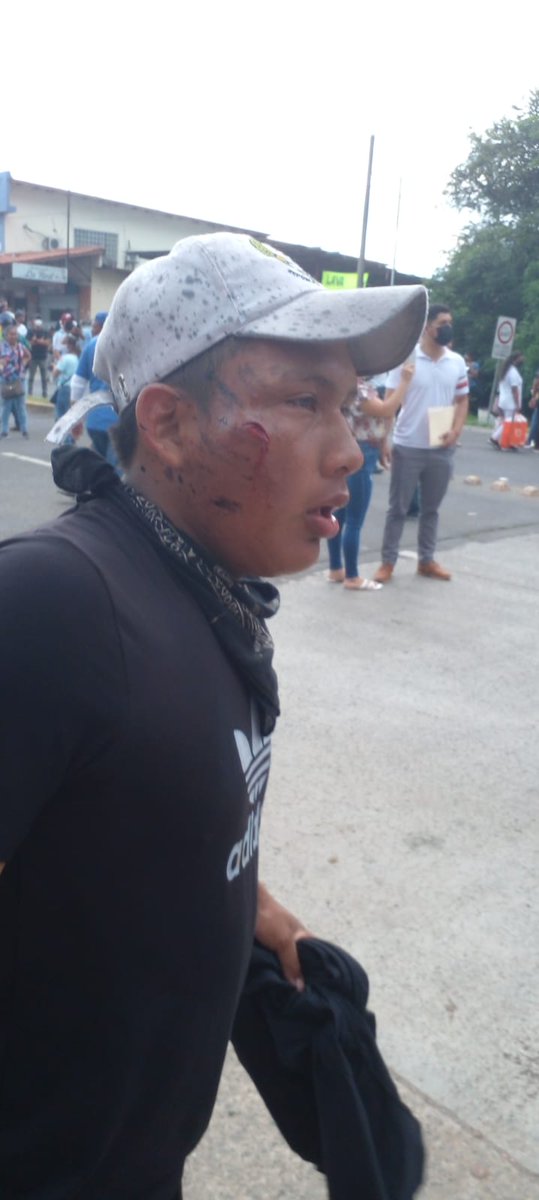 AEVePan's tweet image. El equipo legal de AEVE y el capítulo de abogados de Veraguas van atender los casos de los compañeros detenidos.
Y otros compañeros se dirigen a la policlínica del Seguro