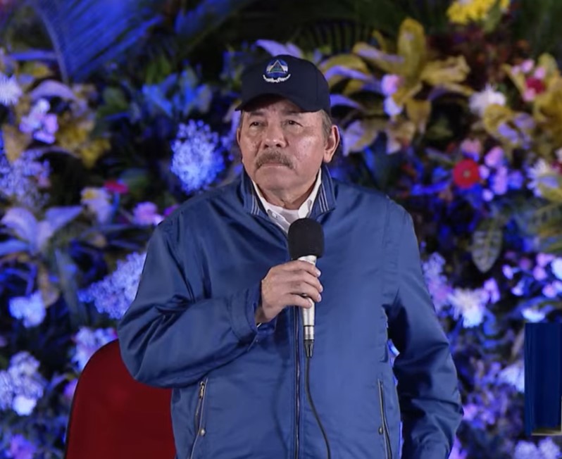 DivergentesCA's tweet photo. 🧵Ortega empezó su discurso del #19deJulio como siempre: plagado de absurdos y "remojando" viejas riñas con la "colonia española" y el "imperio yanqui".

Te invitamos a leer este #archivo 👇
https://t.co/onXsu9Q7UN https://t.co/MBFQt5KTZf