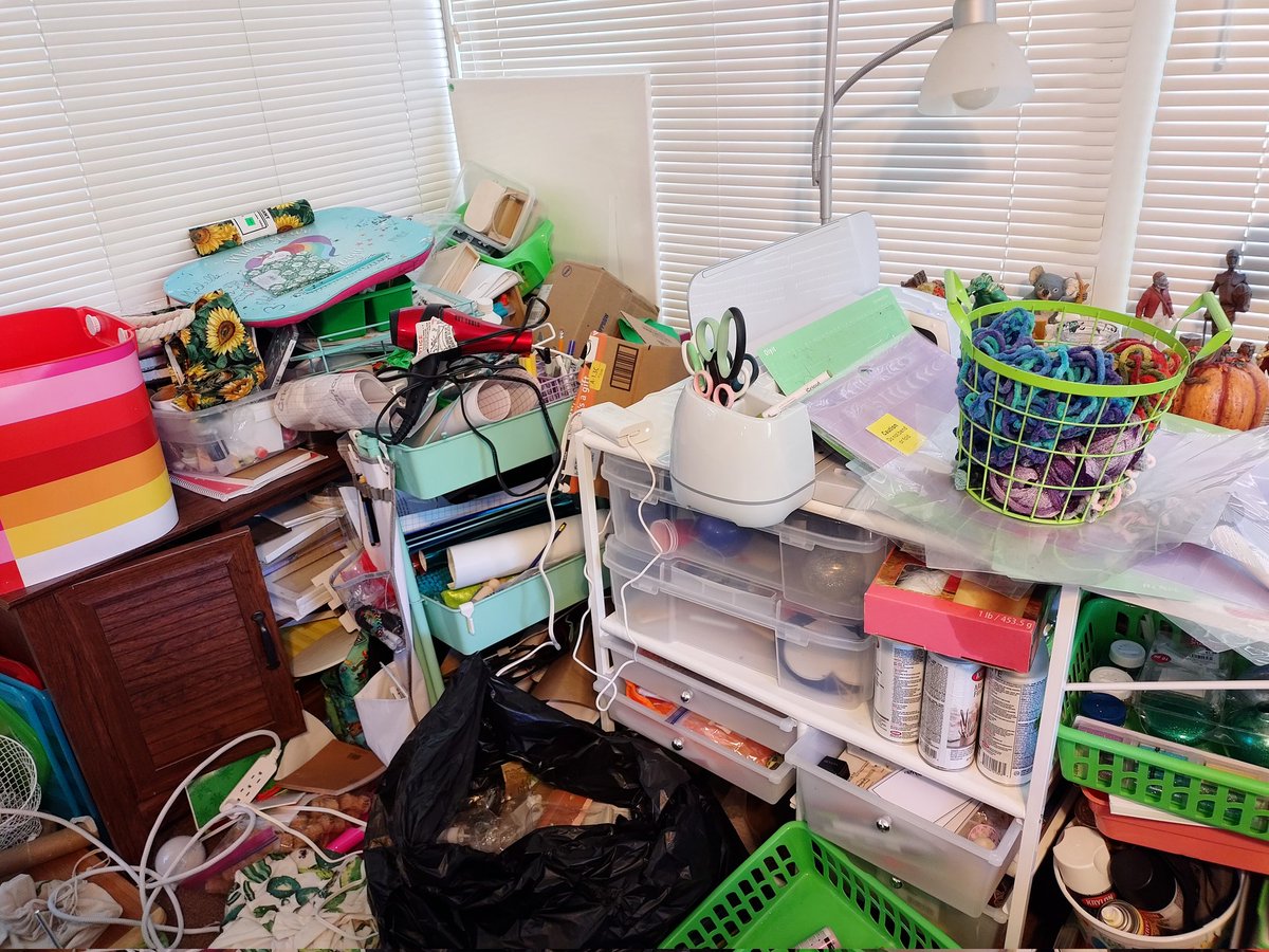 LittleRedShell's tweet photo. My #TakeALookTuesday project is also a #TransformationTuesday The before and after of my craft room cleanup before #GISH starts! #Tulsa2gether https://t.co/2TIHOnipsV