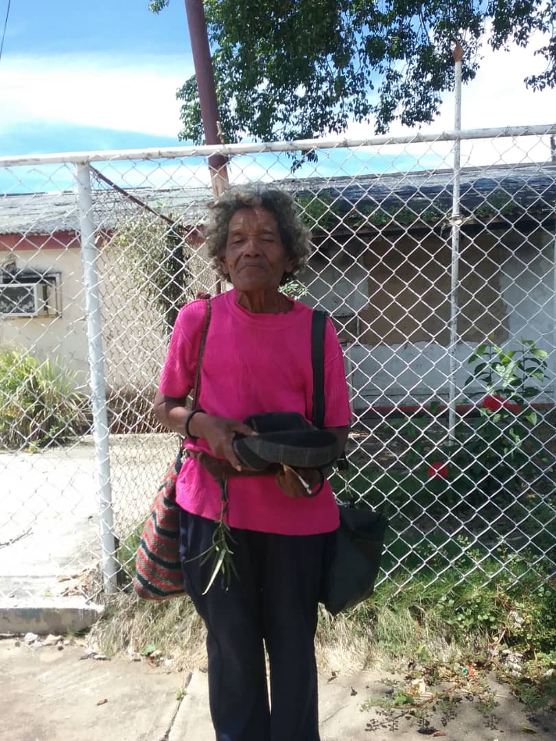 somosnoticiacol's tweet photo. #serviciopublico |  Esta señora se encuentra desorientada y busca a sus familiares la misma anda deambulando en campo Florida de Lagunillas #ciudadojeda , ayuda dándole retuit https://t.co/NwIhcWqOQT