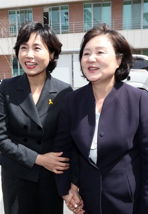 대통령실 별정직은 특채다. 특채는 지인들 중에서 추천으로 뽑는 경우가 많다. 김정숙 여사도 지인의 딸을 6급으로 채용했었고 이재명 지사도 5급, 9급 직원을 특채하기도 했다. "대통령실 인사참사에 썩은내가 진동한다"며 연일 공격하는 민주당, 자기가 할때는 괜찮고 남이 할때만 썩은 내가 나냐?