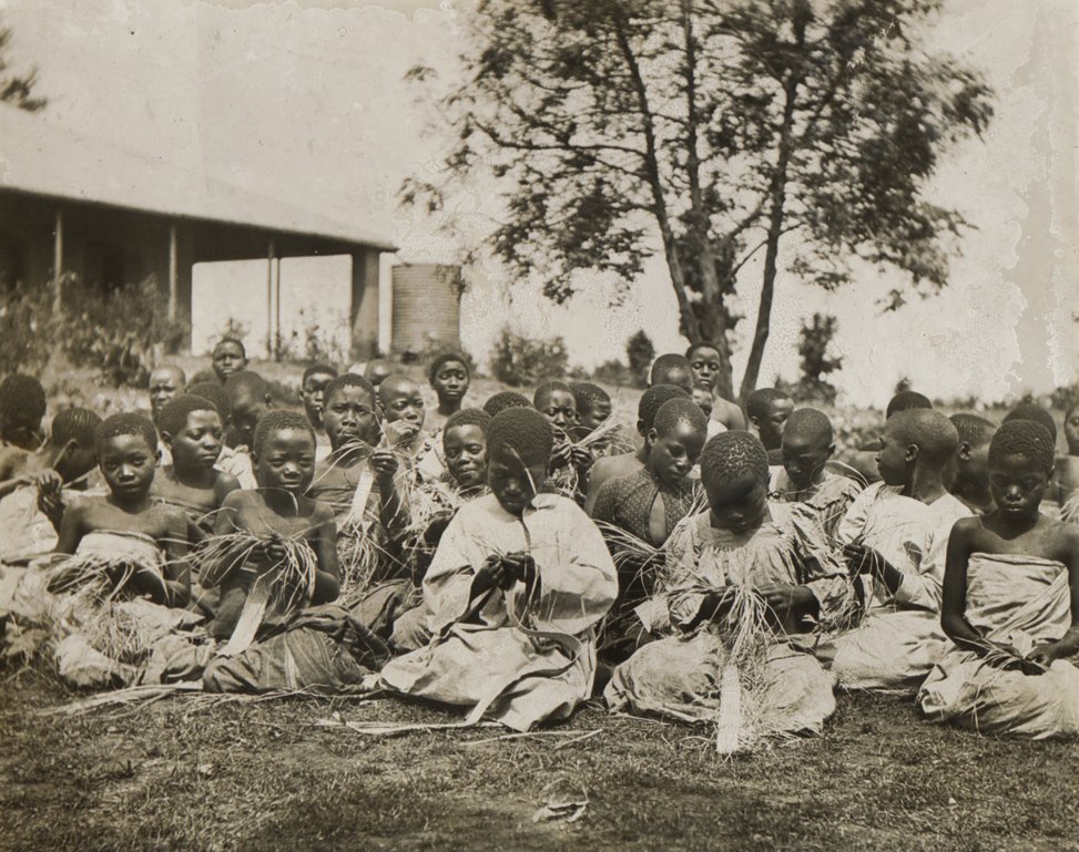 Pupils of the present-day Gayaza High School learning how to weave mats circa 1914. The first girls boarding school in Uganda with a curriculum that included agriculture, child-care needlework, scripture, reading, writing, arithmetic & geography. Photo: hipuganda.org/smart_collecti…