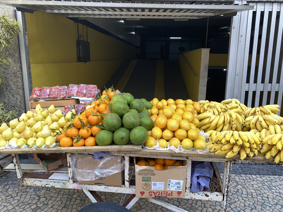 balao751's tweet photo. Boas frutas é comigo mesmo, brota na Figueiredo 😉🍉🍊 https://t.co/DdA1VDq8iH