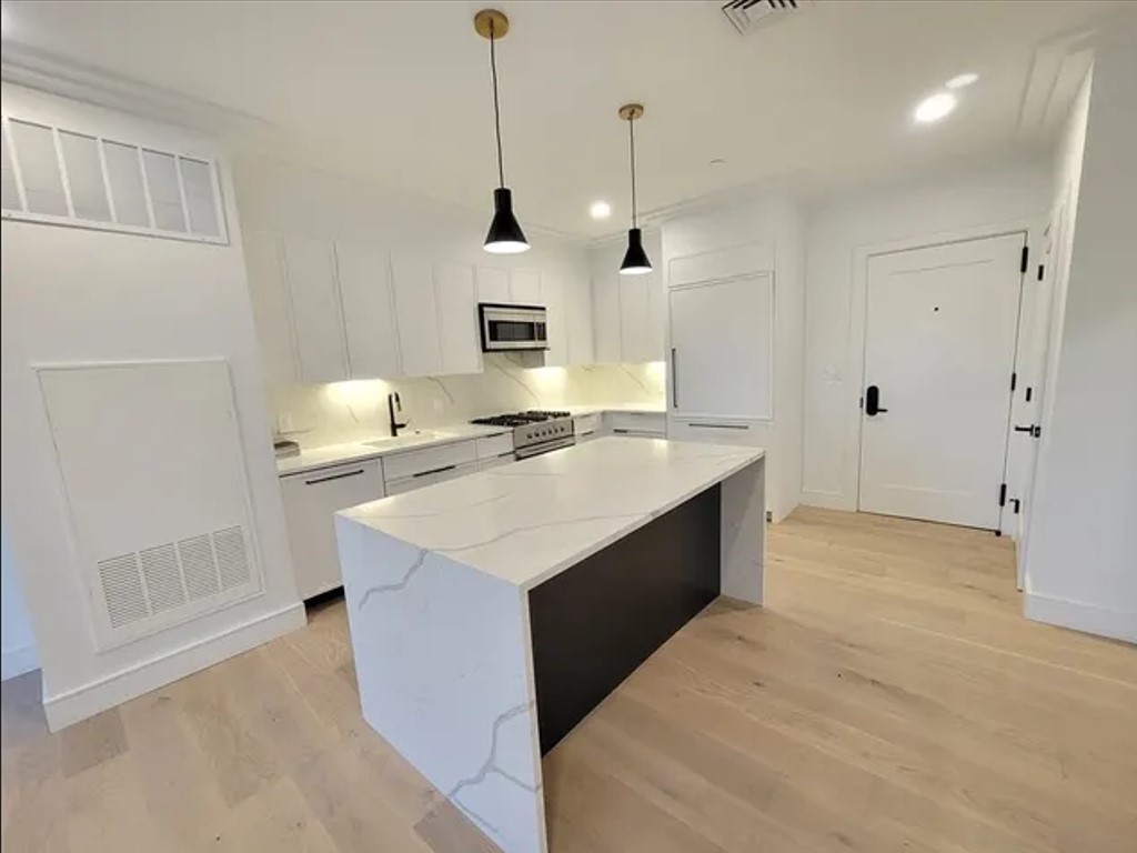 TransoceanTower's tweet photo. 【🔥Leasing】50 Leo M Birmingham Parkway, Unit 310 is NOW LEASING! Brand new construction; $4,800/Month for 3Bedrooms 2Bathrooms; Walking distance to Boston Landing, Arsenal Yards, Harvard's enterprise research campus, has full amenities inside &amp; out. Please contact 617-870-8197. https://t.co/D448W02O5c