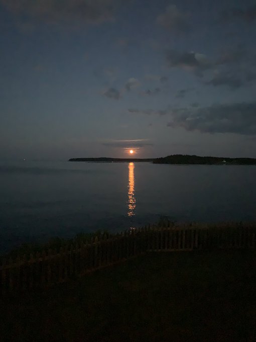 <a href="/OCObispo/">OCObispo</a> 
¡Hermoso! La luna ha sido hermosa aquí también. ¡Oraciones por su reunión! Dios los bendiga !
<a href="/PadreBarnes/">David Barnes</a>
Pasaré  esta semana en Machiasport Maine con dos hermanos sacerdotes. Ha sido realmente hermoso. Esta es una foto de la luna esta noche. No es el sol. Es la luna