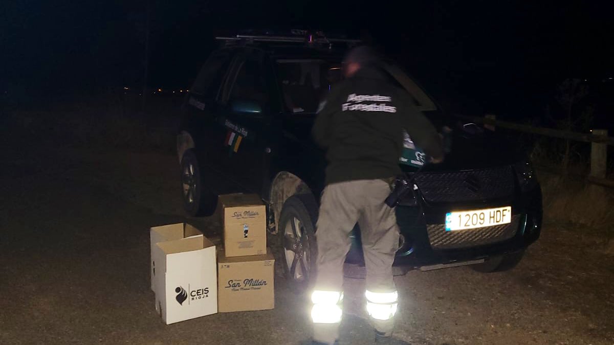 CruzRojaRioja's tweet photo. 🔴La actividad del ERIE logístico prestando avituallamiento no cesa. En este caso #voluntariado de Nájera y Logroño entregando a bomberos @juntaceisrioja, @BBFFRioja y agentes forestales de @MAmbienteRioja #INFOCAR https://t.co/xFuEZF88Zs
