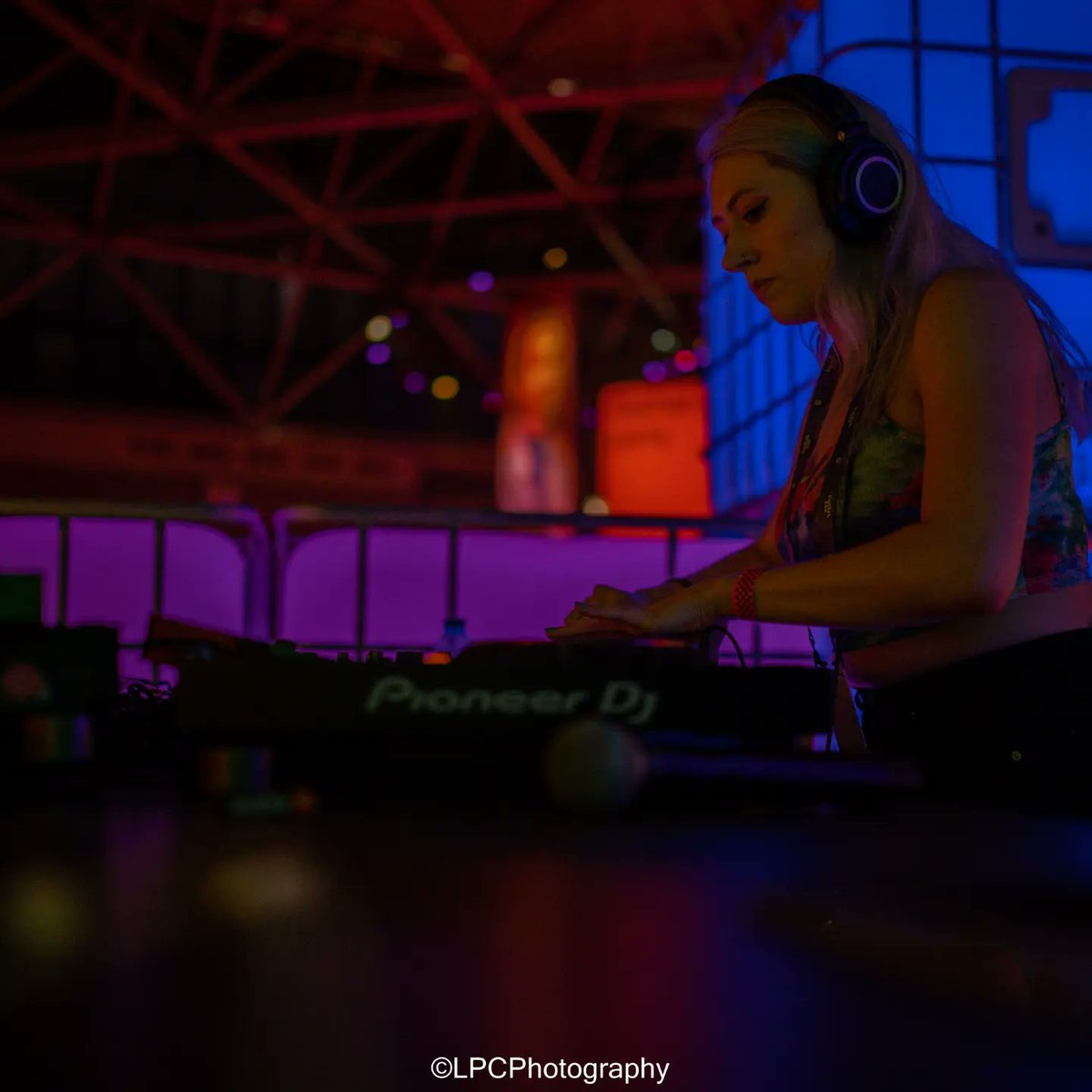 #photos from when <a href="/bekimachine/">BEKIMACHINE 🌌</a> was #djing at #twitchcon featuring @StallionPlays and <a href="/DasGudTV/">DasGud🍓</a>

#twitch #twitchstreamer #twitchtv #dj #djatwork #dance #convention #amsterdam #party