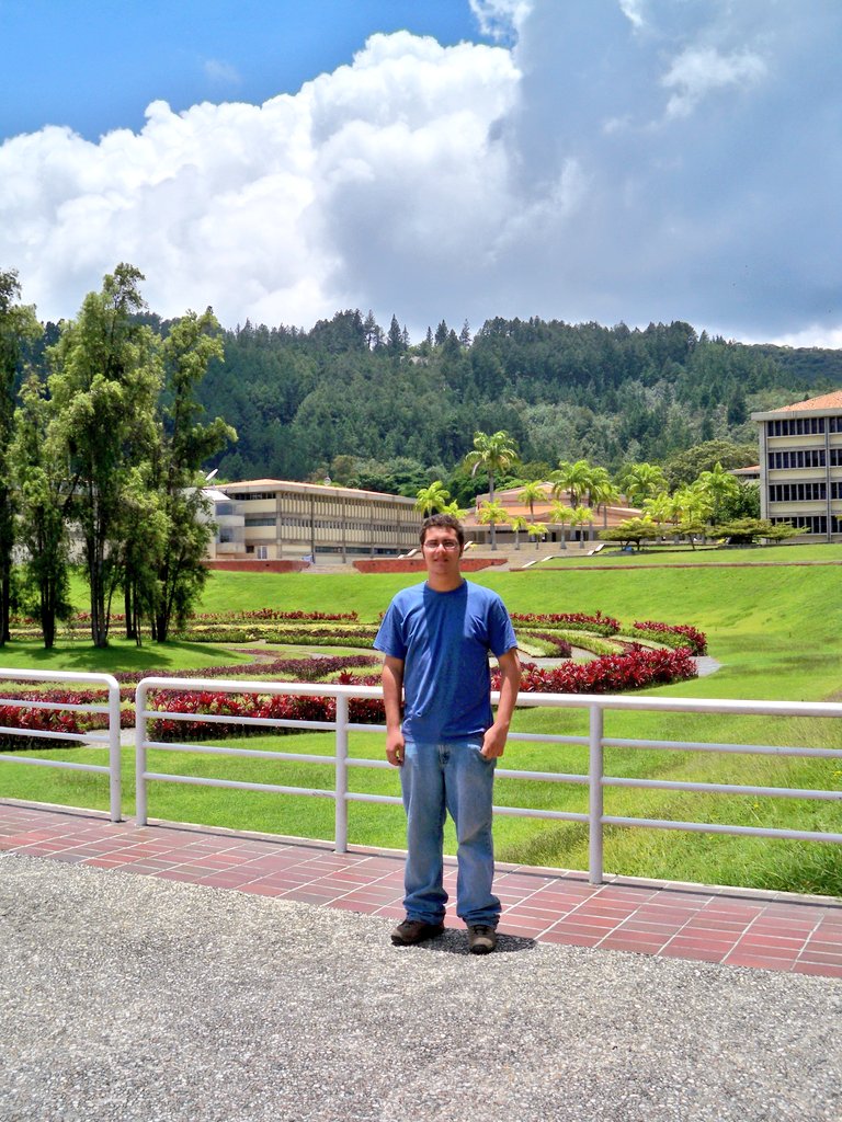 afloresvz's tweet photo. How it started // How it's going 🤣
•
Hace 13 años estaba empezando la carrera en la Simón 🇻🇪 #USBve sin saber que este camino me llevaría a hacer un PhD en 🇺🇲 y luego a trabajar en Google. Feliz de estar acá y agradecido con todos los que me han ayudado y acompañado! https://t.co/PypNxE5O5n