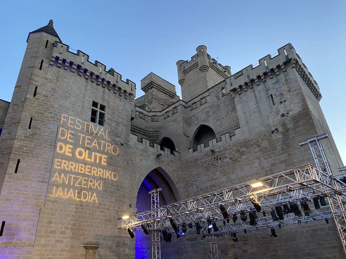 🎭 Un año más, disfrutando del Festival de Teatro de #Olite/Erriberriko Antzerki Jaialdia, en extraordinaria compañía. La obra de esta noche, “La Casa Cuartel de Bernarda Alba”, de Federico García Lorca, dirigida y adaptada por Fermín Cariñena. ¡De 10! <a href="/cultura_na/">Cultura - Kultura</a>