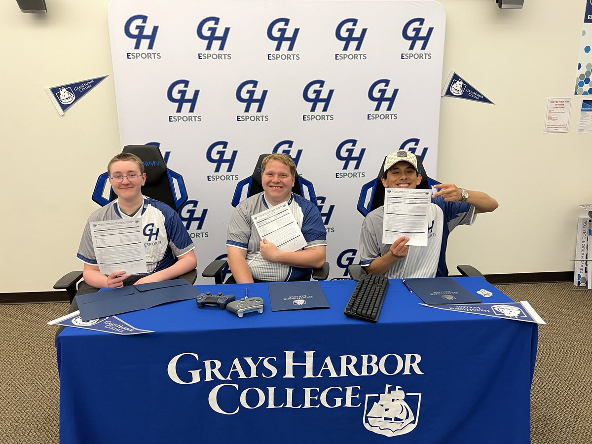 ghcesports's tweet image. 🖊FIRST OF MANY🖊
Congrats to @Pugpack22, Joseph “SkyPotatoes”Twibell , and Oscar “Jarlator” Galeana for being our first IN PERSON SIGNINGS! We are getting locked and loaded for next season, so be on the lookout to learn more about all our signings coming soon! #ghcesports