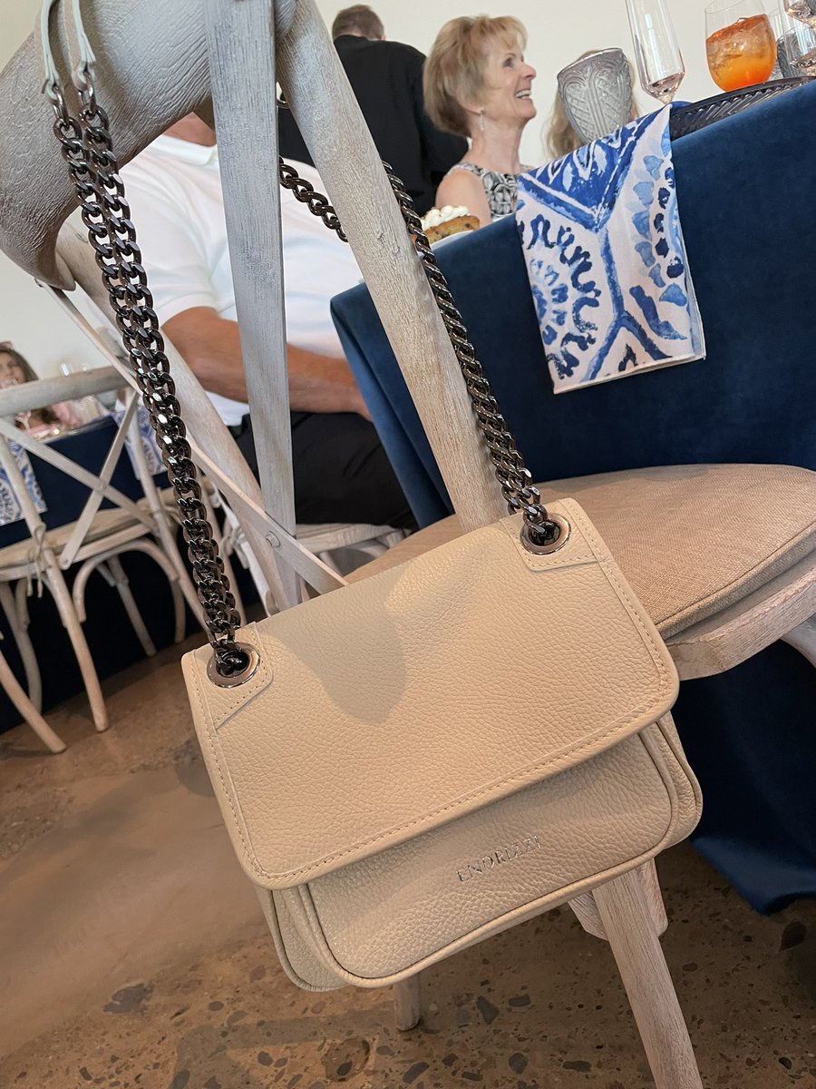 ENDRIZZI • VIVACE
Beautiful hardware. Soft Italian calfskin leather. Handmade. Your event go-to bag. 

modaendrizzi.com

#modaendrizzi #endrizzi #totebags #hobobags #convertiblebag #calfskinleather #leatherbag #mnbride #mnbrideawards #mplsevents