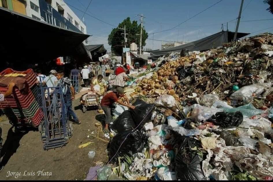 BereBac's tweet photo. Mientras las calles del zócalo de la ciudad de Oaxaca lucen limpias y bonitas para las fotografías,las calles aledañas al zócalo capitalino, muestran #ElcontrastedeOaxaca @programa_hoy @Televisa muestren la verdadera realidad https://t.co/8UYj1ATOZA