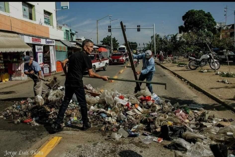 BereBac's tweet photo. Mientras las calles del zócalo de la ciudad de Oaxaca lucen limpias y bonitas para las fotografías,las calles aledañas al zócalo capitalino, muestran #ElcontrastedeOaxaca @programa_hoy @Televisa muestren la verdadera realidad https://t.co/8UYj1ATOZA