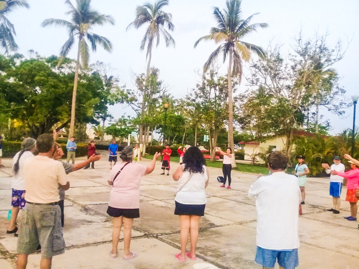 DIF_NMX's tweet photo. Personas adultas mayores de Tepetlaostoc, Estado de México disfrutan de su estancia en el campamento de Ixtapa, Gro. 🏝 donde realizan actividades físicas y visitas a la playa. 

¡En el #SNDIF impulsamos el envejecimiento digno y feliz! https://t.co/gQp1zFRZMi
