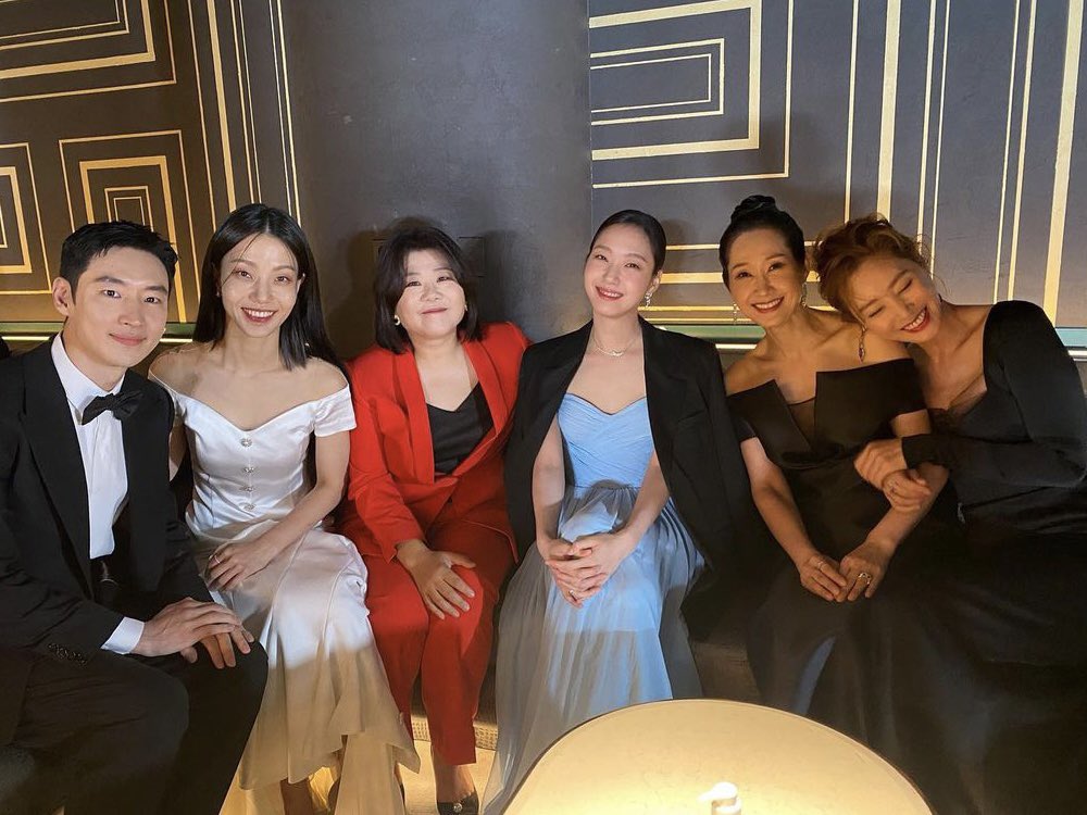 #LeeJeHoon with #KimShinRok, #LeeJungEun, #KimGoeun, #BaeHaeSun, and #KimSungRyung at the Blue Dragon Series Awards 📸