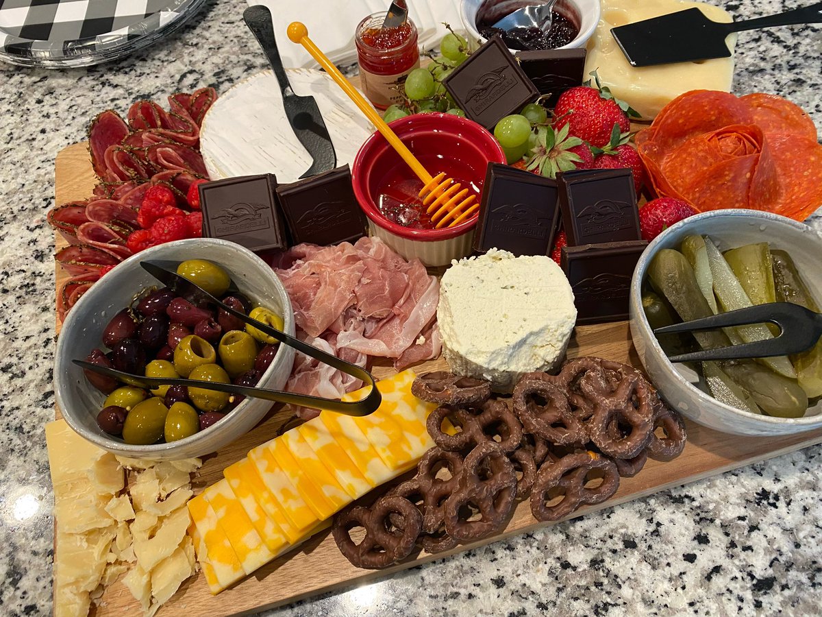 When your grade level comes over to strategize, you MUST have food!!#HuskiesSoakingUpSummer
<a href="/MRegan0123/">Dr. Rosario-Regan</a> <a href="/Beth_Coryell/">Beth Coryell</a> <a href="/JanetMarotte777/">Janet Marotte</a>
