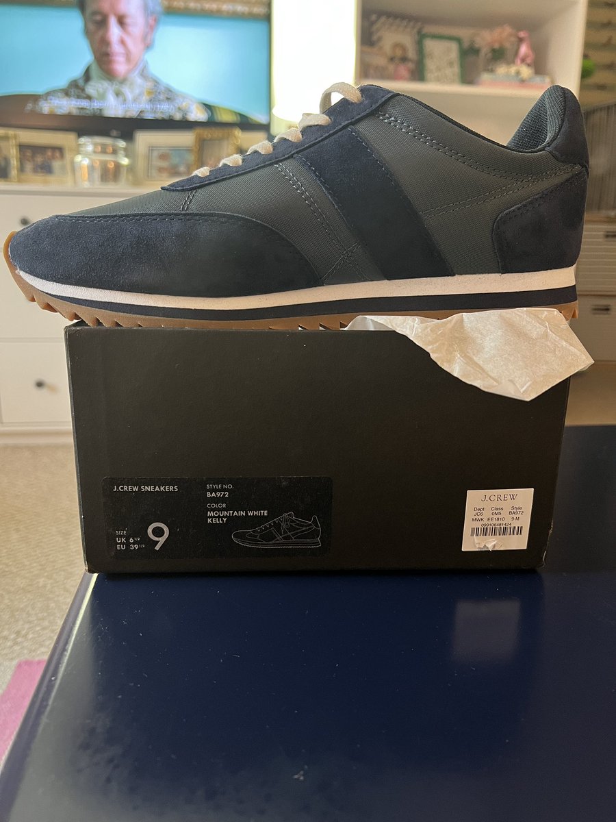 emschweitz's tweet photo. @jcrew with some serious quality control issues. These were supposed to be white with Kelly green… does that look like the correct color to you? Of course these were final sale 🙃 https://t.co/vuLYzEsnzm