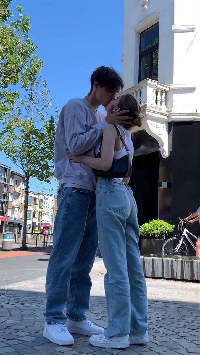 00' <a href="/mnsayuki/">𝐉𝐈𝐍, 𝓜 .</a>

eu não tenho um namorado, mas eu tenho o jin. ele me trocaria facilmente por alguma arte ou pela paz com o pai dele, mas apesar disso eu amo ele de qualquer forma e minhas melhores risadas são com ele. eu acho que todo mundo precisa de um jin, mas não esse.