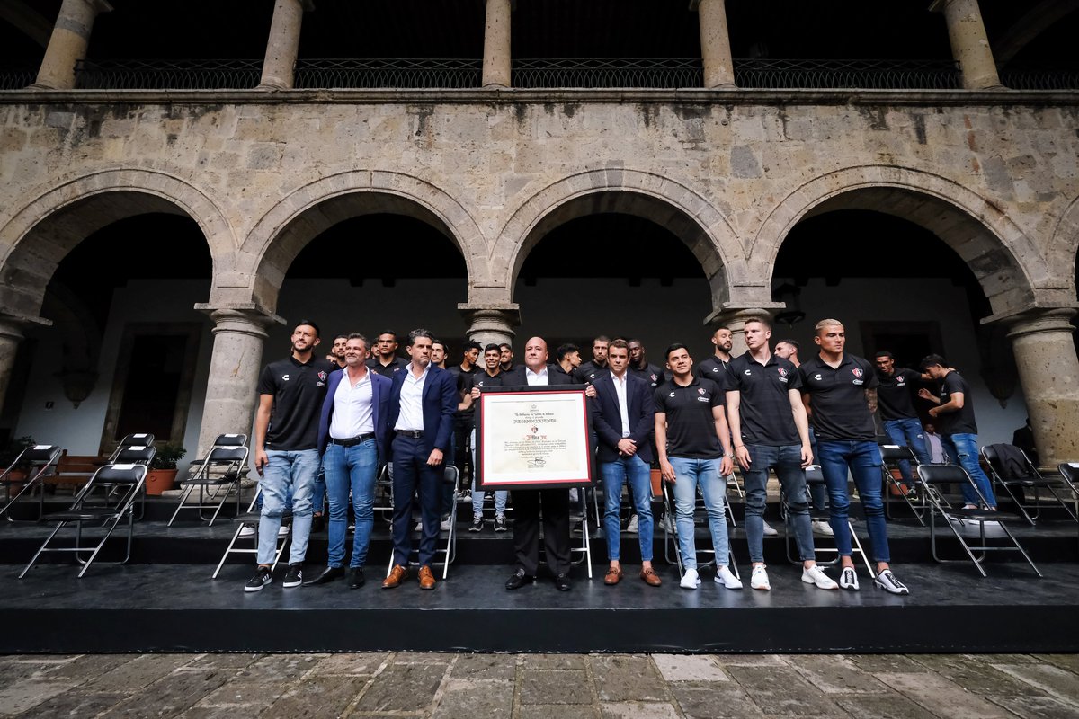 EnriqueAlfaroR's tweet photo. Seamos parte de su afición o no, el @AtlasFC nos hizo vivir de manera especial el futbol en los últimos dos campeonatos. Fue capaz de cambiar su propia historia, recuperar la confianza y la esperanza, dentro y fuera del equipo, y luego de muchas décadas, convertirse en bicampeón. https://t.co/eDjrcqr9ti