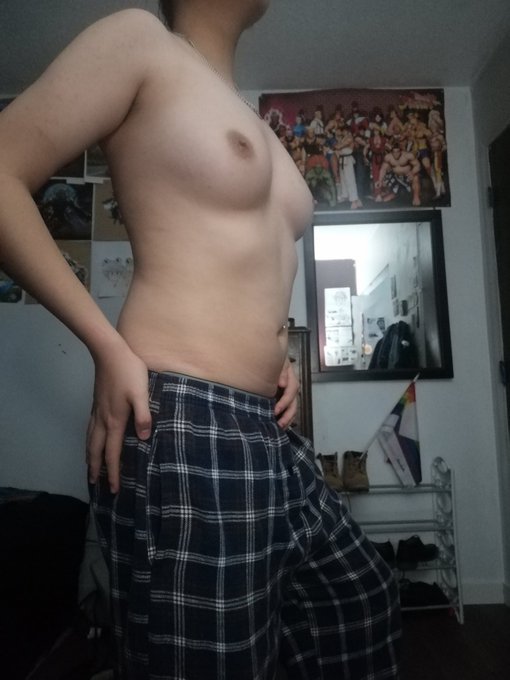 2 pic. Your shirtless pic as you requested my sweets~ Enjoy ? https://t.co/PpOOgVhyXW