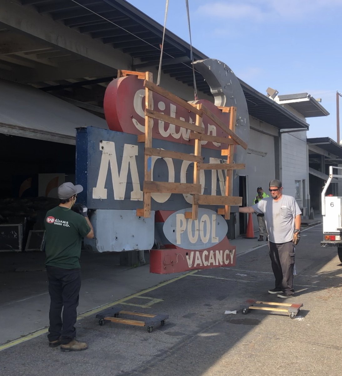 Big news! MONA has accepted a historic donation of neon signs from the city of Anaheim. Most of these signs were assumed long gone and some have been in storage for the past 20 years. Help us relight them!
neonmona.app.neoncrm.com/np/clients/neo…