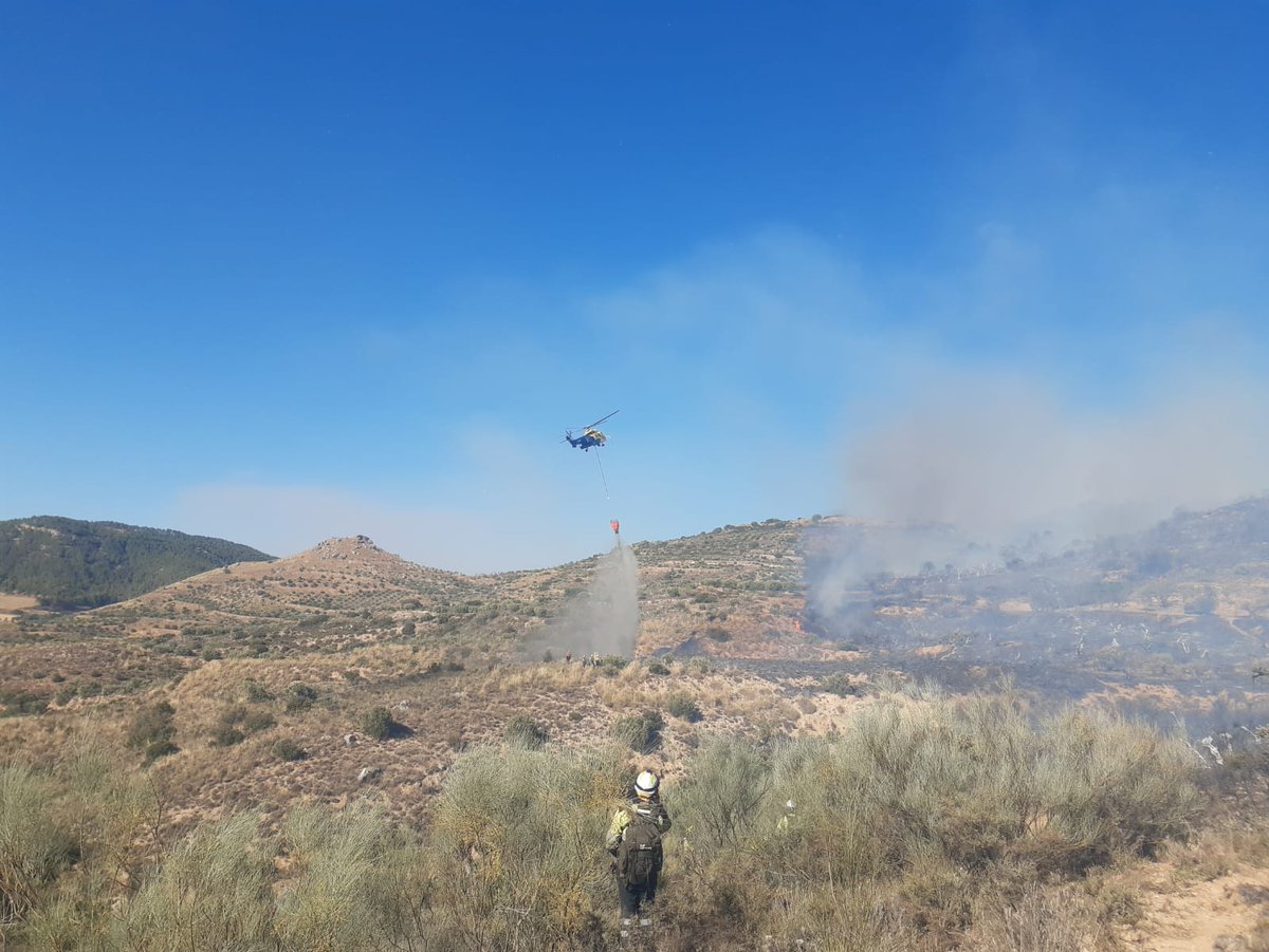 EduMedinaL's tweet photo. A dormir y en 12 horas volvemos. Flanco izquierdo muy largo y sin acceso a autobombas.hemos trabajado en el #IFChiloeches. Y toda la tarde sin quitarle ojo al #IFValdepenasdelasierra mucha fuerza a todos los compañeros! La noche va a ser larga. https://t.co/n3hKeWG6iu