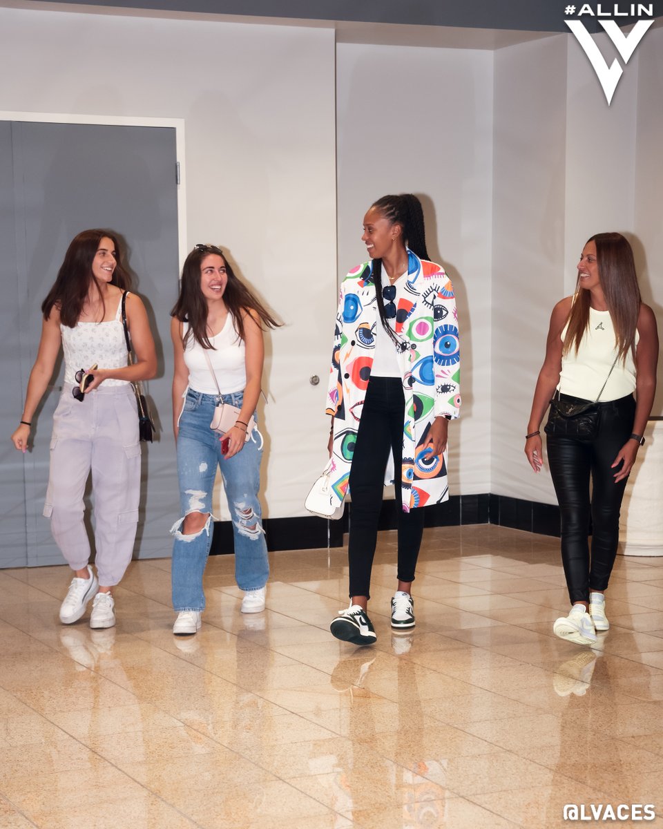 La famille avant tout.

<a href="/Iliana_rups/">Iliana Dossou-Yovo Rupert</a> // #ALLIN