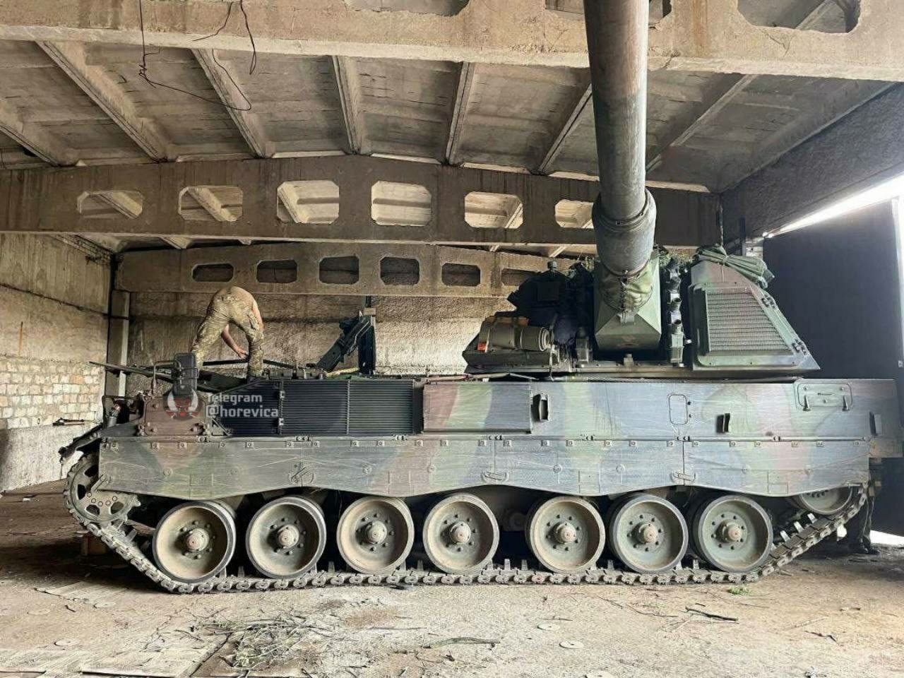OSINTtechnical on Twitter: "Ukrainian PzH 2000 in between fire missions ...