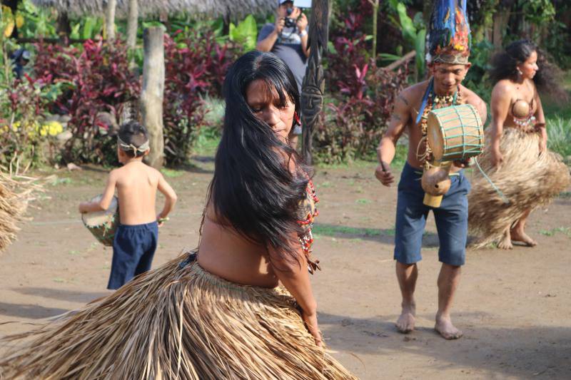 WCultu's tweet photo. La població indígena ecuatoriana han sabido cultivar sus tradiciones, creencias, vivencias, y así preservarlas a través del tiempo, demostrándonos aún en la actualidad sus raíces más profundas llenas de belleza y costumbres únicas en el mundo. #danza #Amazonian https://t.co/k1F0zLEGwQ
