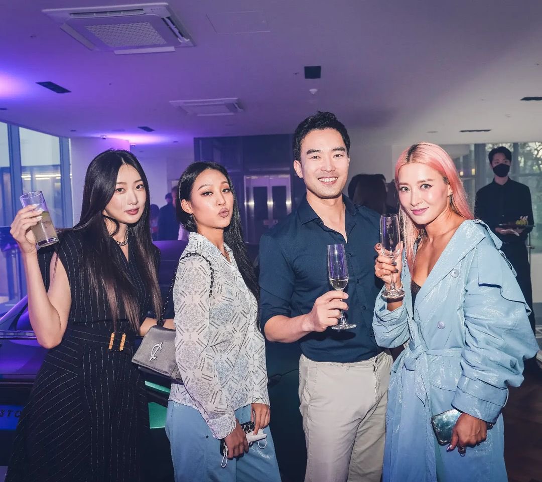 wassupdate's tweet photo. Nada Update | 220719

Nada, photographed with singer-songwriter Subin / Dalsooobin (of Dal Shabet), fashion designer Chung Chung Lee and 1st gen idol Hwang Bo (of Chakra) at the LIE x Aston Martin fashion show. https://t.co/MQaZyRfXU5
