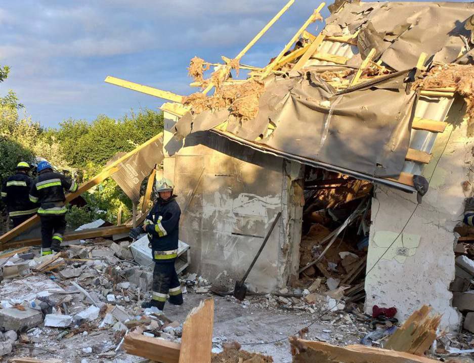 FromNikopol's tweet photo. #Nikopol Another shelling of the city!  Stop terror! #SaveNikopol @FoxNews @CNBCi @CBCNews @MSNBC @AlJazeera_World @ndtvindia @dw_europe @SkyNewsBreak @FRANCE24 @ABC @nhk_news @africanews @AlArabiya_Eng @AFRICA24TV @business @nytimes https://t.co/KkaFJiWsAI