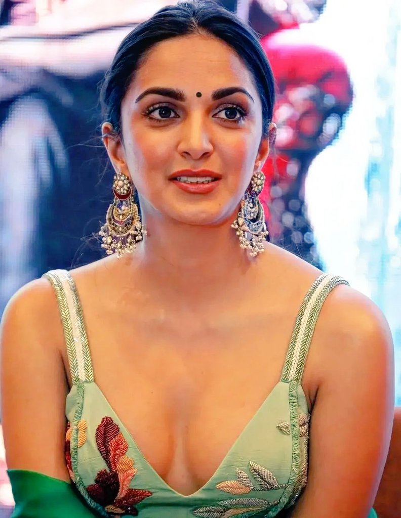 X 上的TeluguHotStuff：「Kiara Advani 🔥🥵 Cleavage 🥵 t.coTJjTfab9J4」   X