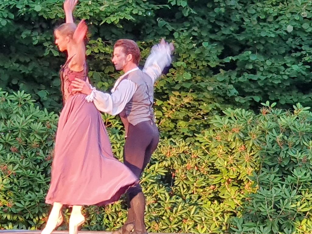 JBleicker's tweet photo. Wonderful evening last week at #solyst with #verdensballetten #vb22 : phantastic ballet dancers, musicians and singers from #Germany, #Ukraine, the #UK and #Denmark performing in most beautiful surroundings! Many thanks to @jcwandt for the invitation! https://t.co/R9UhicTmdh