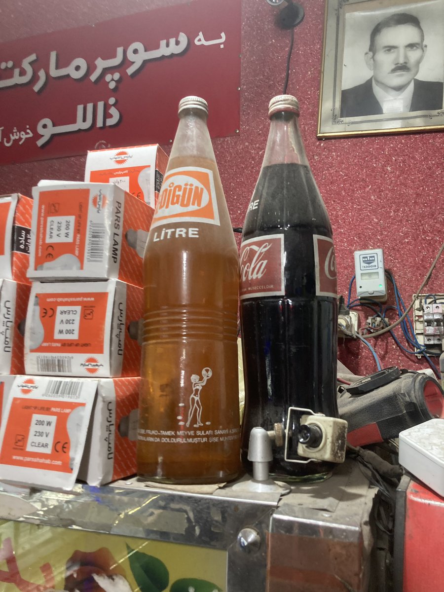 eng_khaste's tweet photo. میگفت از زمان شاهنشاه مونده. 
نوشابه ۶۰ ساله
اونم عکس پدرشه که اینا رو نگه داشته تا رسیده به ایشون. https://t.co/OIPXszdn4C