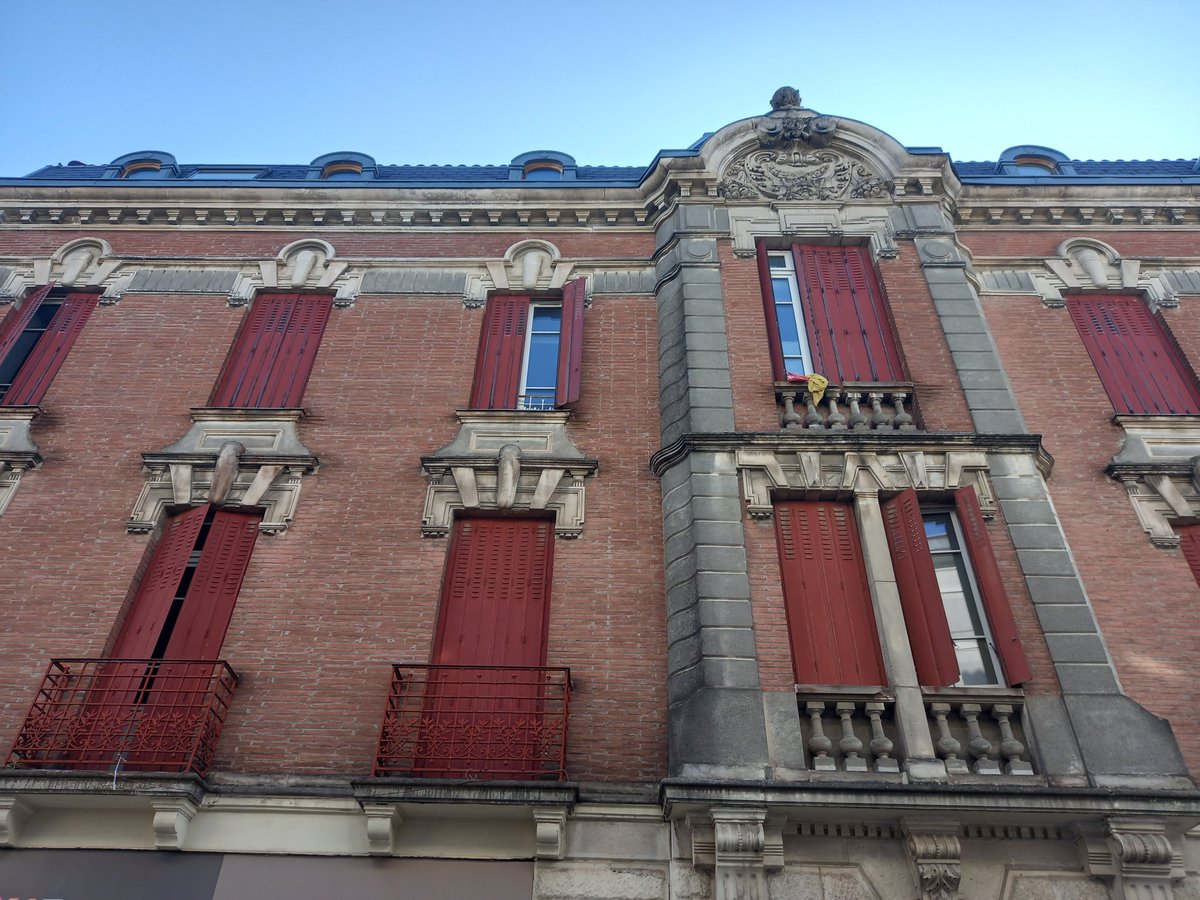 JulieG_Sust's tweet photo. Holiday pictures of external shading, southern France. As individual householder I do wish it was easier in the UK to find shading that is external, movable, manual, and still allows air flow. #shading #overheating #housing #retrofit #adaptation #ClimateAction https://t.co/QW3pNPPa9R