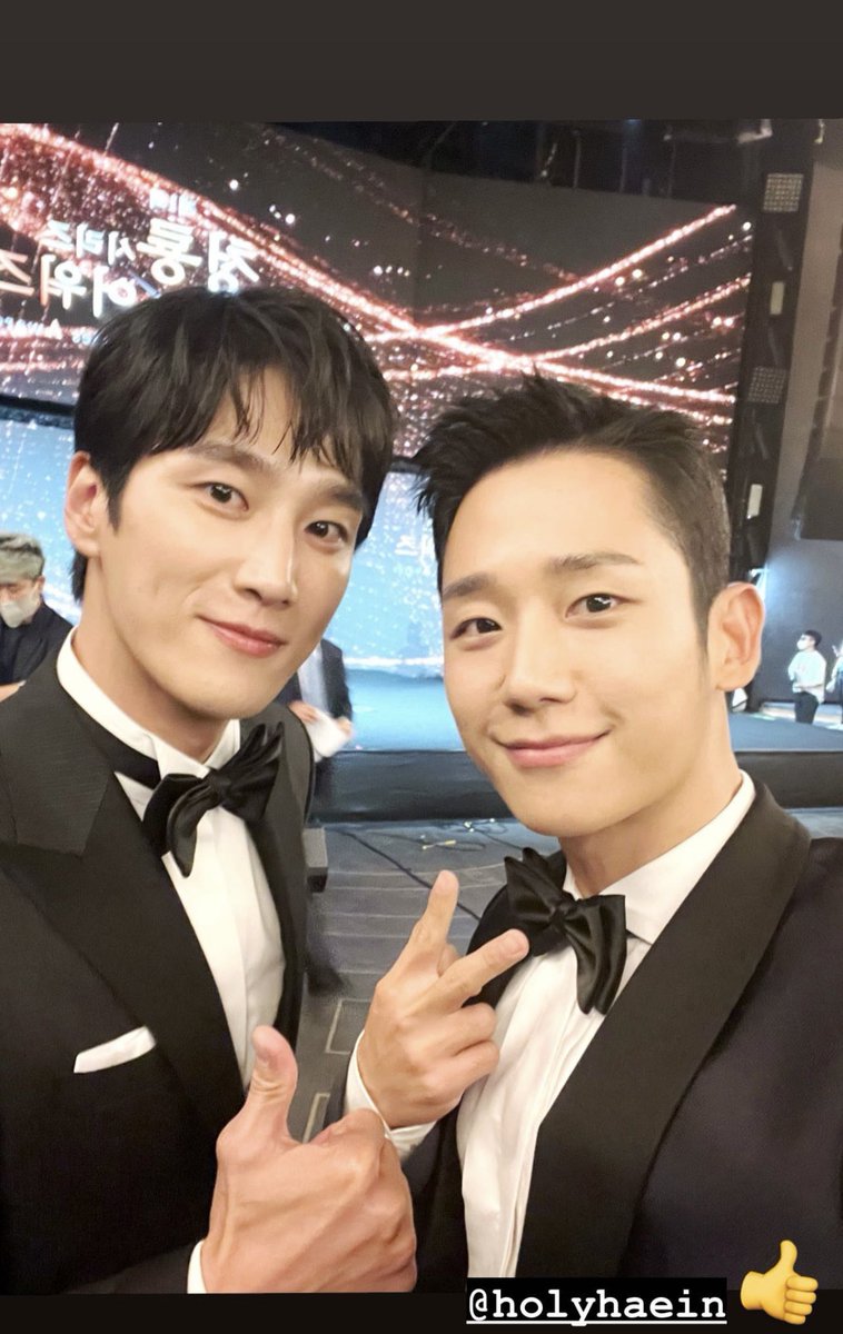 Bohyun IG story selfie with Haein they look so good!!