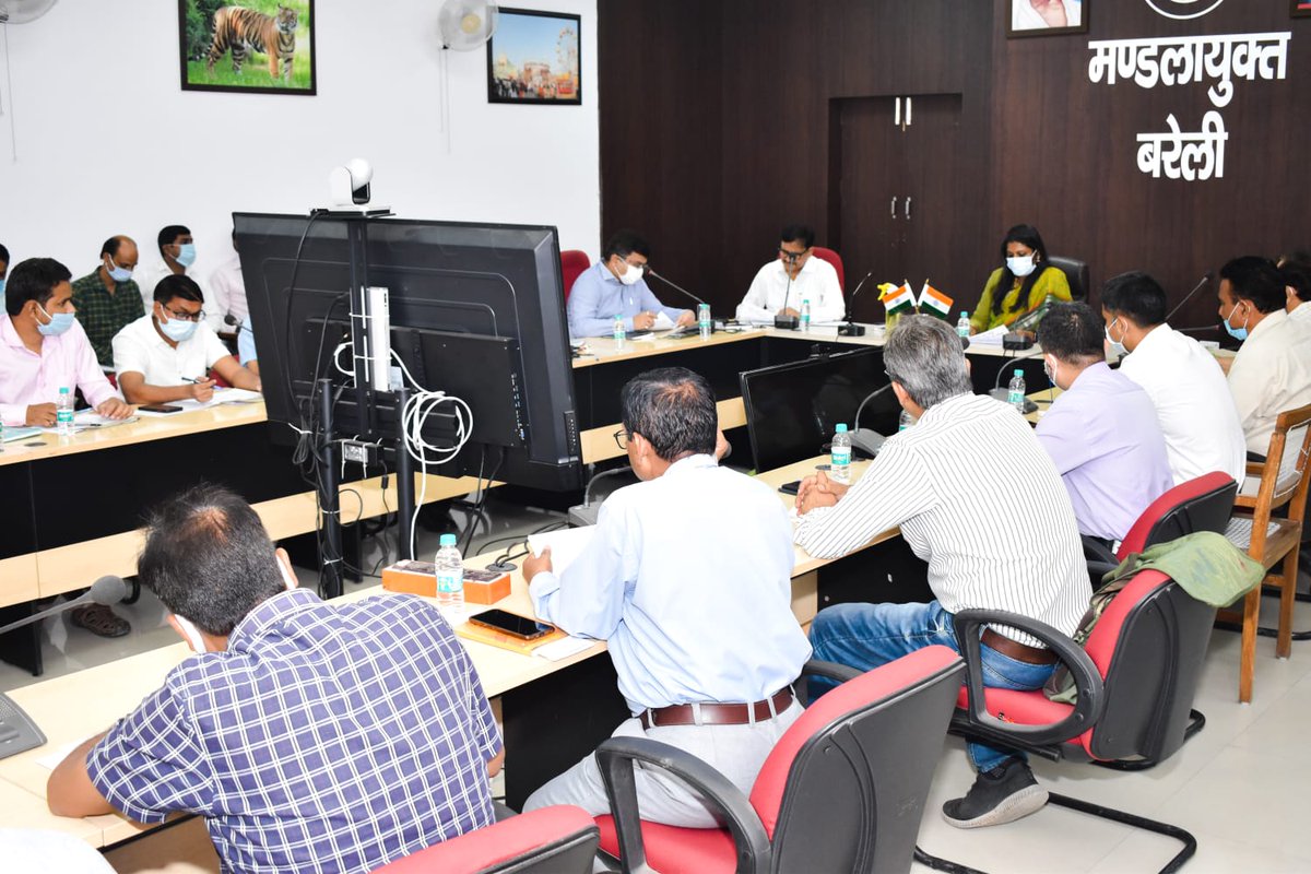 आज दिनांक 20-07-2022 को आयुक्त, बरेली मण्डल द्वारा आयुक्त सभागार में #मण्डलीय_श्रम_बन्धु समिति की बैठक कर विभागीय योजनाओं के प्रचार-प्रसार व जनजागरूकता के संबंध में संबंधित को निर्देशित किया। <a href="/CMOfficeUP/">CM Office, GoUP</a> @ChiefSecy
 <a href="/UPGovt/">Government of UP</a>