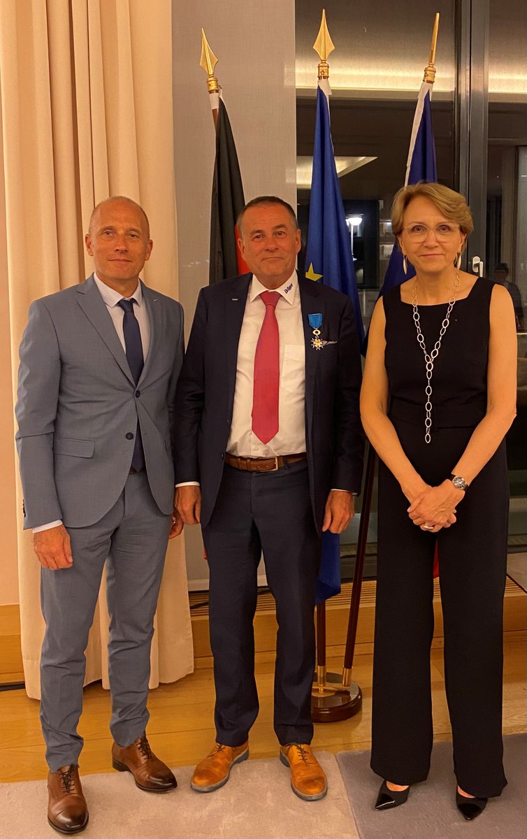 Yves Le Gouguec (@yveslegouguec) on Twitter photo Les équipes Dräger sont fières de la remise par <a href="/amdescotes/">Anne-Marie Descôtes</a> des insignes d’Officier de l’Ordre National du Mérite Stefan Dräger <a href="/FranzBotschaft/">Botschaft Frankreich 🇫🇷 🇪🇺</a>
@ahk_frankreich <a href="/businessfrance/">Business France</a> <a href="/becht_olivier/">Olivier Becht</a> <a href="/AmbDEenFR/">Ambassadeur Stephan Steinlein</a> <a href="/DGEntreprises/">Direction générale des Entreprises</a> <a href="/AllemagneDiplo/">Ambassade d'Allemagne en France</a> <a href="/DraegerNews/">Dräger</a> Les équipes Dräger sont fières de la remise par <a href="/amdescotes/">Anne-Marie Descôtes</a> des insignes d’Officier de l’Ordre National du Mérite Stefan Dräger <a href="/FranzBotschaft/">Botschaft Frankreich 🇫🇷 🇪🇺</a>
@ahk_frankreich <a href="/businessfrance/">Business France</a> <a href="/becht_olivier/">Olivier Becht</a> <a href="/AmbDEenFR/">Ambassadeur Stephan Steinlein</a> <a href="/DGEntreprises/">Direction générale des Entreprises</a> <a href="/AllemagneDiplo/">Ambassade d'Allemagne en France</a> <a href="/DraegerNews/">Dräger</a>