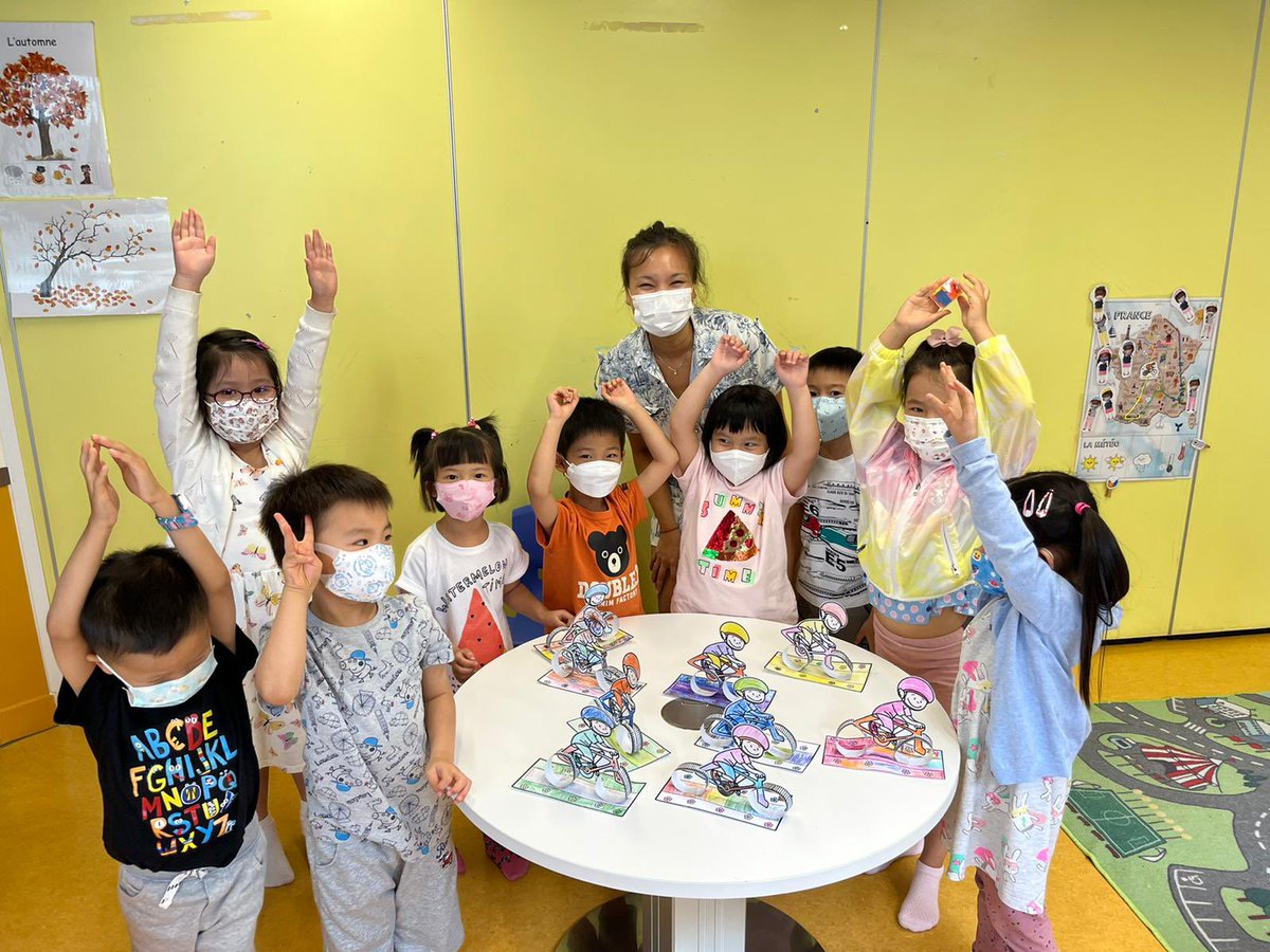 celine_chane's tweet photo. Le voyage en #France démarre sur les chapeaux de roue, avec une étape du #TourDeFrance2022 à l’@afhongkong ?!
Photo de classe pour immortaliser ce grand départ 🌟
#afhk #flehk #fleprecoce #maternelle #summercamp #ete2022 #preschoolers https://t.co/XkaqfhQA0A