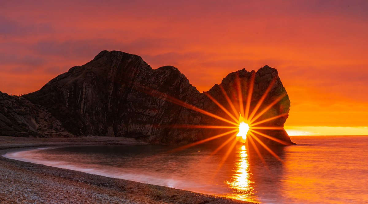 Sunrise at Dorset’s iconic rock #dorset #durdledoor  @VisitSEEngland @StormHour @SonyUK @SonyUKTEC #sonyalpha.        ☀️ 🌞 ⭐️  📸