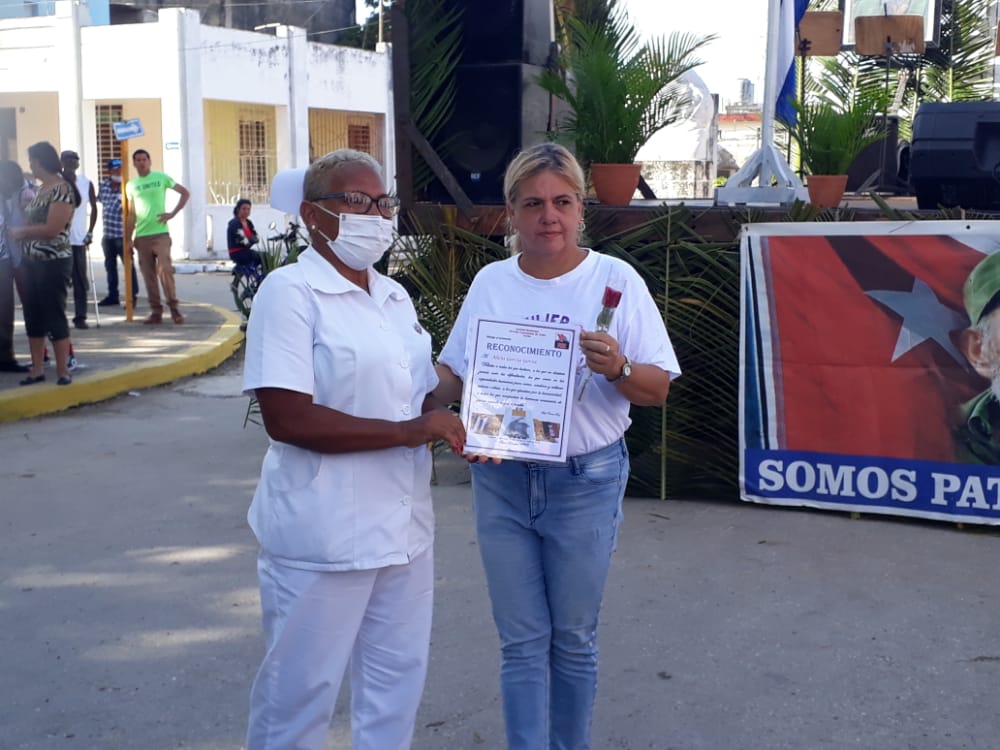 VdamColon's tweet photo. Se realiza en Colón acto en saludo al 26 de Julio donde se reconoce el trabajo de organismos destacados dentro de ello nuestra DMS
#ColonEnVictoria 
@Salud_Colon 
@DrLazaroSuarezi https://t.co/p14QBcwpj9