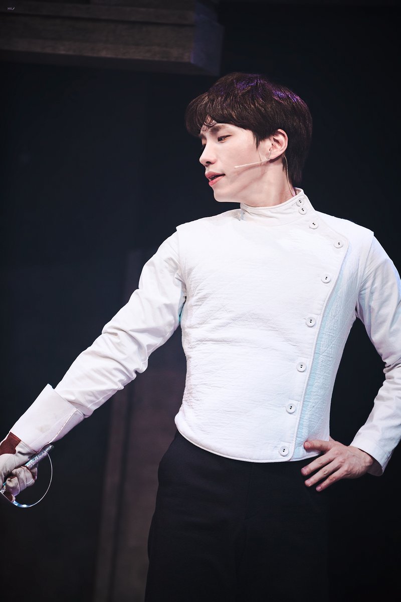 muggle_pic's tweet photo. 220715 뮤지컬 비더슈탄트 커튼콜
아벨 루터ㅣ #김바다 https://t.co/ejbQeBXULR
