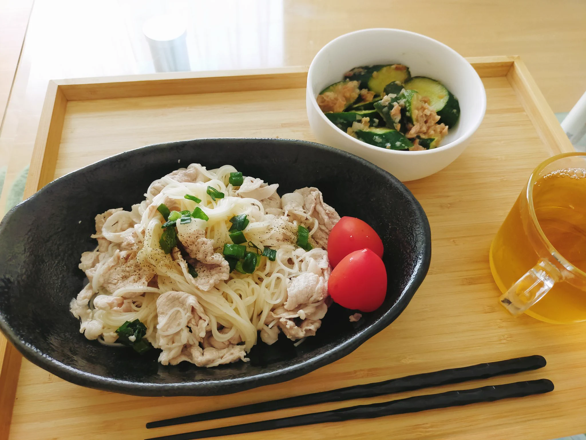 素麺一束 ロース150g 水大さじ1 ごま油小さじ1で低カロリーにしても美味しかったよ！これは料理作る気力ないときでもつくれる料理だわ  
