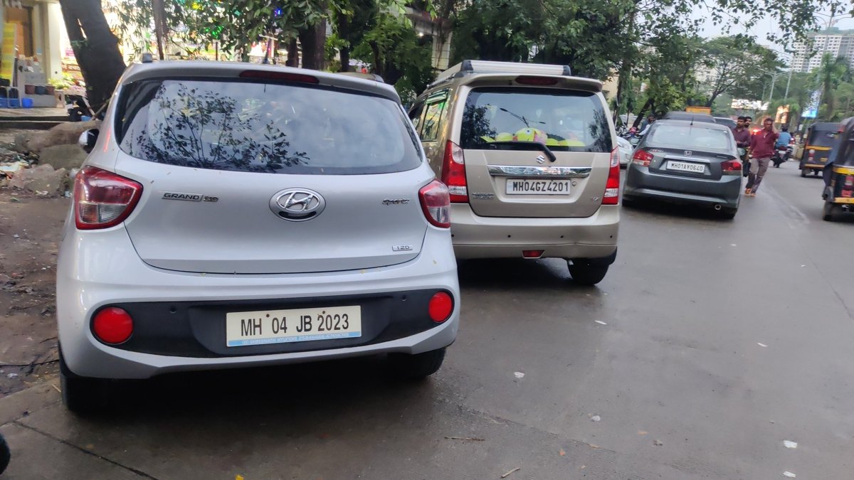 vinodpadale1's tweet photo. @ThaneCityPolice Sir
On Kolshet road, Dhokali, opp Prashant corner, Wellness, Surprise mall, people are parking vehicles on road and it's congested horribly. Crossing 200 mtrs is taking 30mins in evening time https://t.co/iOZLbzc6et