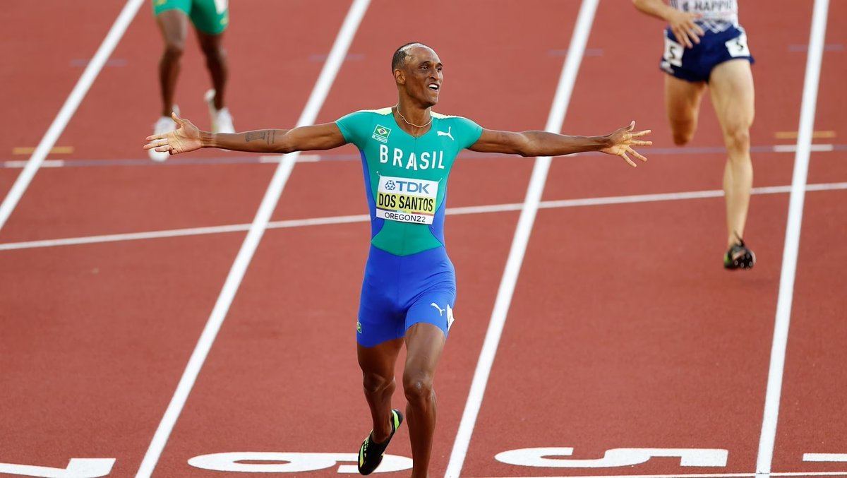 Alison dos Santos 🇧🇷 <a href="/PiuzeR/">Piu com U</a> ganha o 🥇nos 400m com barreiras do <a href="/WCHoregon22/">World Athletics Championships Oregon22</a>, em Eugene 🇺🇸: 15ª medalha do 🇧🇷 em Mundiais, 2º ouro (Fabiana Murer no salto com vara em 2011).
Tempo dele (46:29) é novo recorde de campeonato e 2ª marca da história.
Final: worldathletics.org/competitions/w…