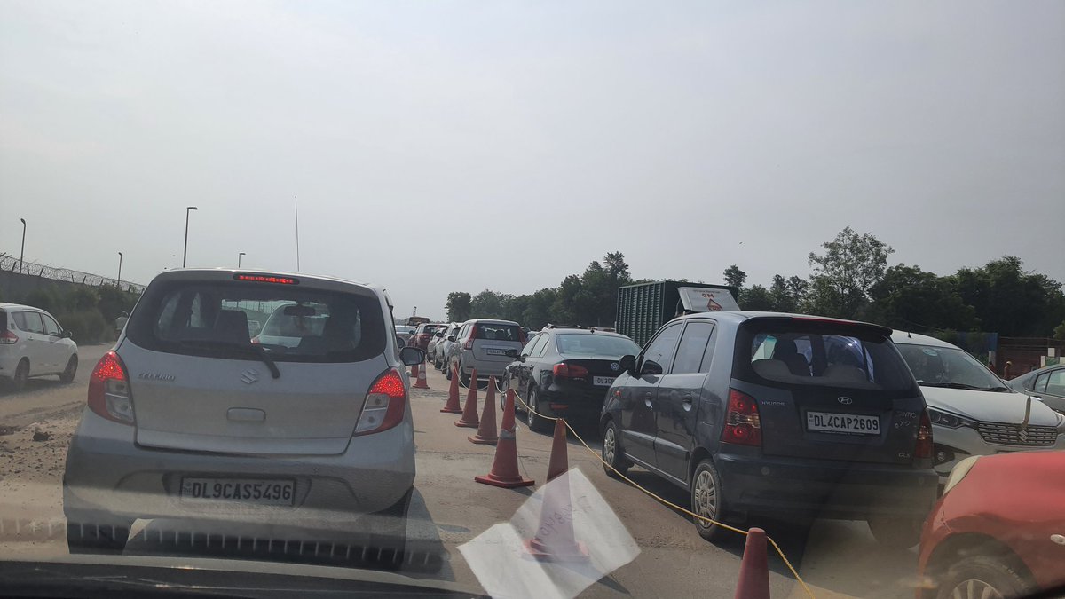 deepakjavin's tweet photo. @dtptraffic mismanagement at handling UER II Dwarka traffic in mornings. pls deploy adequate traffic police. cant be handled by laborers https://t.co/1gzIzeYRfZ