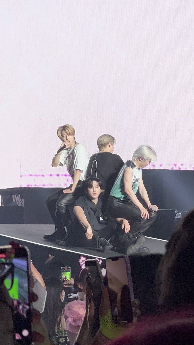 namgyulix's tweet photo. Ini anak2 ngapain sih 😭😭😭
#straykidss #StrayKidsinAnaheim https://t.co/jIj1xMoU8M