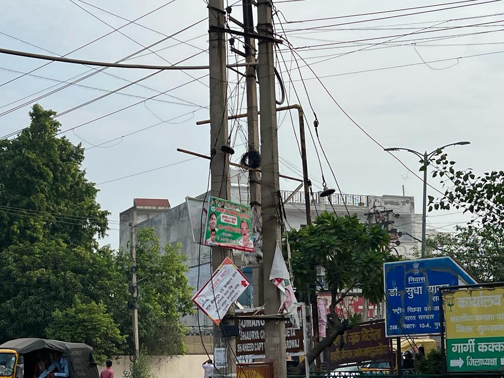 सरस्वती एन्क्लेव में पहले तारों से थे परेशान अब इन बैनरों को भी झेलना पड़ रहा है क्या इनका कोई इलाज नही है <a href="/MunCorpGurugram/">MCG</a> के पास। 
<a href="/DC_Gurugram/">DC Gurugram</a> <a href="/DEEPAKKAHUJA/">DEEPAK AHUJA</a>