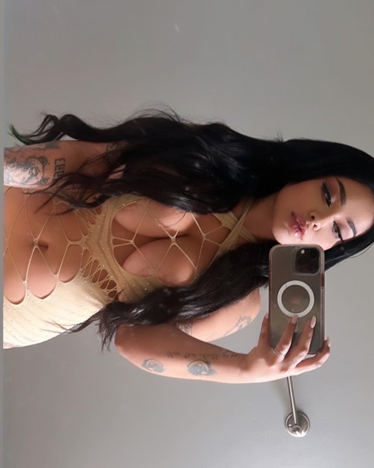 2 pic. Do u like my new hair? https://t.co/YaTuDkpqQP