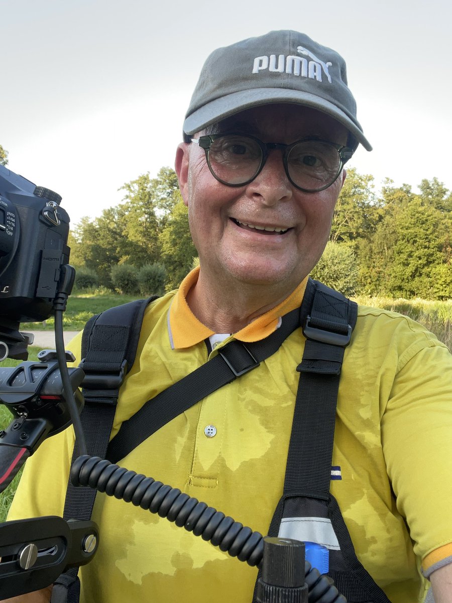 Gisteravond om19:30 filmopnamen buiten. Ik dacht even in de sporthal beland te zijn 😂😂😂